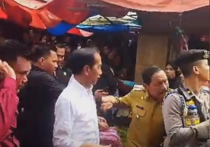 Viral Bupati Bengkulu Utara Ditarik Pria Diduga Paspampres Saat Dampingi Kunker Presiden