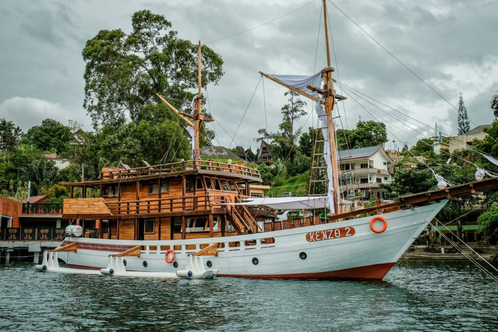 Kapal Pinisi Kenzo danau toba, foto: Kemenparekraf