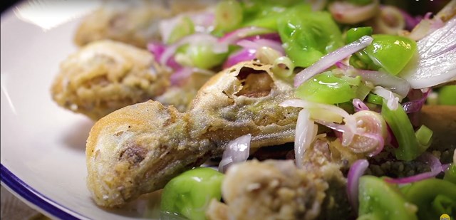 Bagaimana rasanya jika ikan selar goreng berpadu dengan sambal colo-colo khas Sulawesi dan Maluku? Yuk, buat sendiri. (Foto: Dok. Endeus TV)