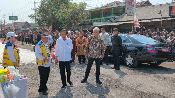 Jokowi Keluarkan Uang Lebih untuk Perbaiki Jalan Rusak yang Kerap Dilewati sejak Kecil