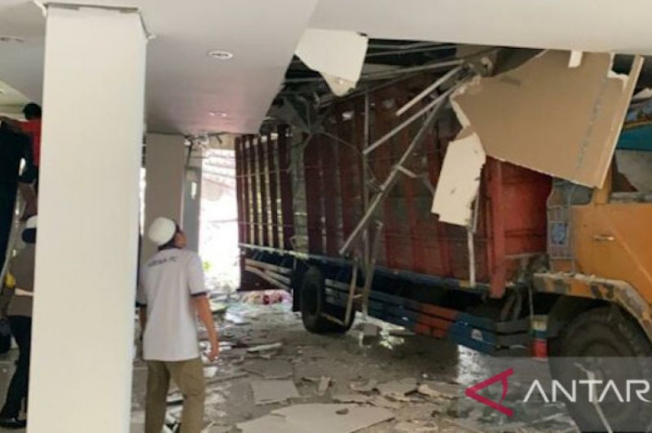 Truk Tabrak Gedung Kesenian Hingga Gempa Magnitudo 5,7 Guncang Pacitan