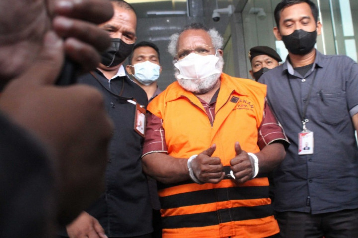 PN Makassar Masih Menahan Putusan Lengkap Eltinus Omaleng