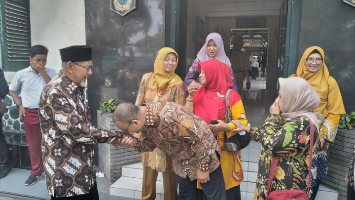 Kunjungi Sekolah Lama, Anies Cium Tangan ke Guru SMP 5 Yogyakarta