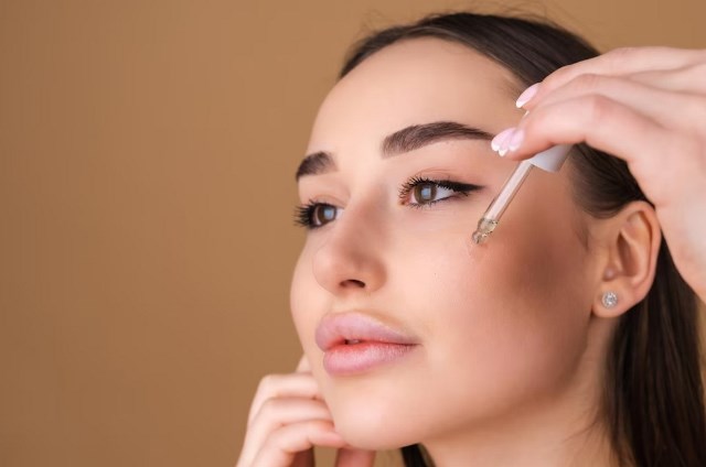 Ada empat kesalahan yang orang-orang masih terus lakukan dalam mengaplikasikan retinol. (Foto: Ilustrasi/Dok. Freepik.com)