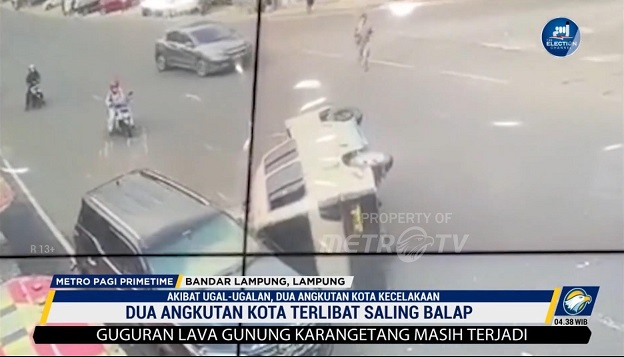 Akibat Ugal-ugalan, 2 Angkot Terbalik dan Tiban Mobil Diparkir