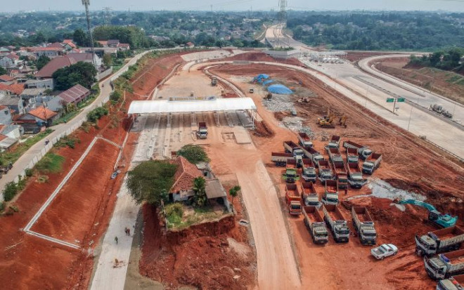Rumah di tengah proyek tol Cijago. Antara/Yulius Satria Wijaya
