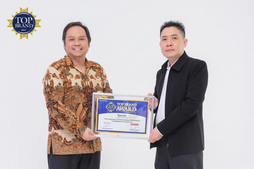 Head of Sales & Analysis OTC PT LAPI Laboratories Heskhel Wijaya (kanan) menerima sertifikat Top Brand Award 2023 dari Top Brand Committee Steven Sentosa (Foto:Dok)