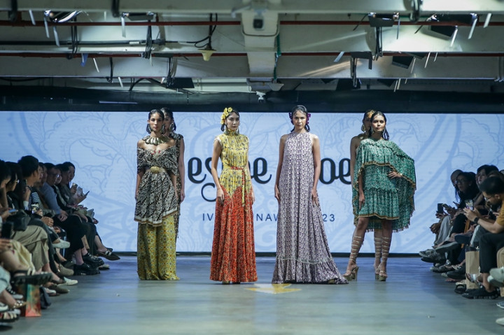 Usung Tema Restoe Boemi, Koleksi Ivan Gunawan Terinspirasi Kain Jarik Cinde