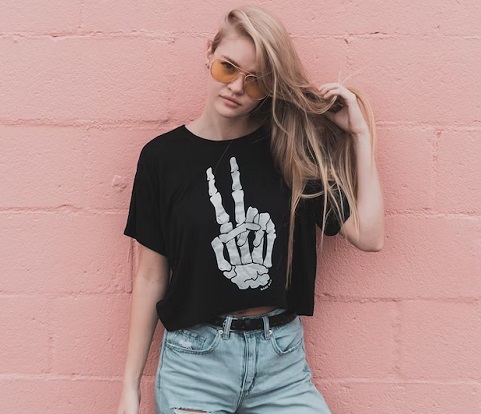 Anak skena kerap mengenakan kaus hitam oversized. (Foto: Ilustrasi. Dok. Unsplash.com)