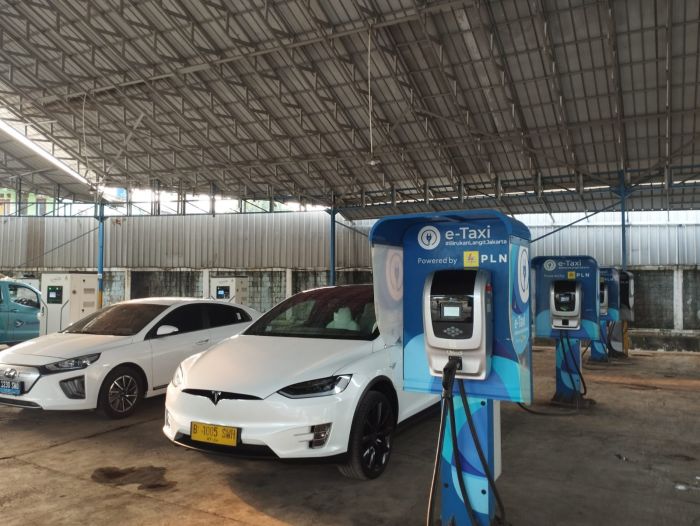 Blue Bird Bakal Jual 5 Mobil Tesla
