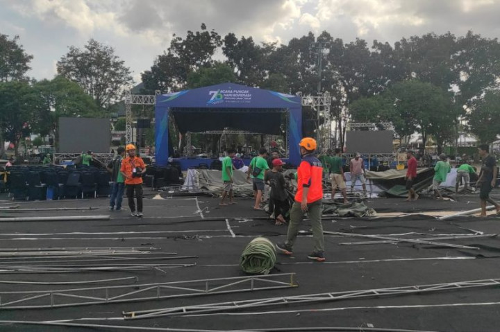 Angin Puting Beliung Menerjang Alun-Alun Jember