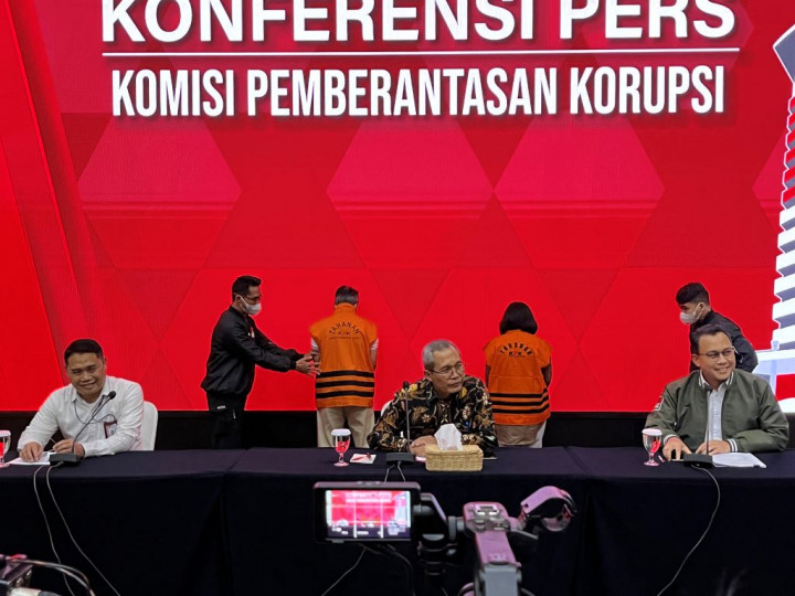 Usai Diperiksa, 2 Pejabat Basarnas Terjaring OTT Pakai Rompi Tahanan