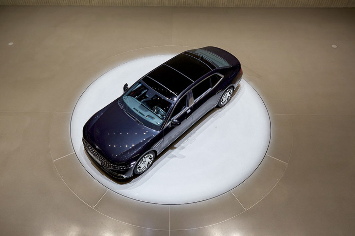 Seni Instalasi Mobil di Dealer Genesis Suji