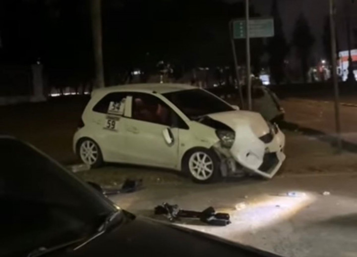 Viral, Pemuda Tabrakkan Mobilnya ke Mobil Lain di Stadion Pakansari Hingga Rusak Parah