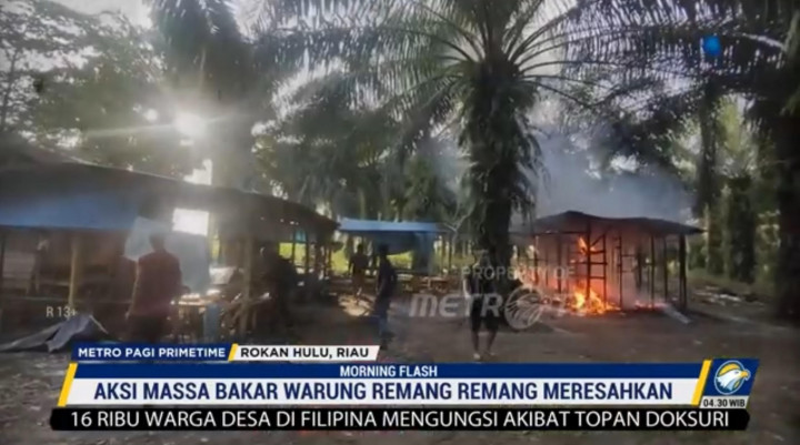 Marah Pemilik Membandel, Ratusan Warga Bakar Warung Remang-remang di Rokan Hilir