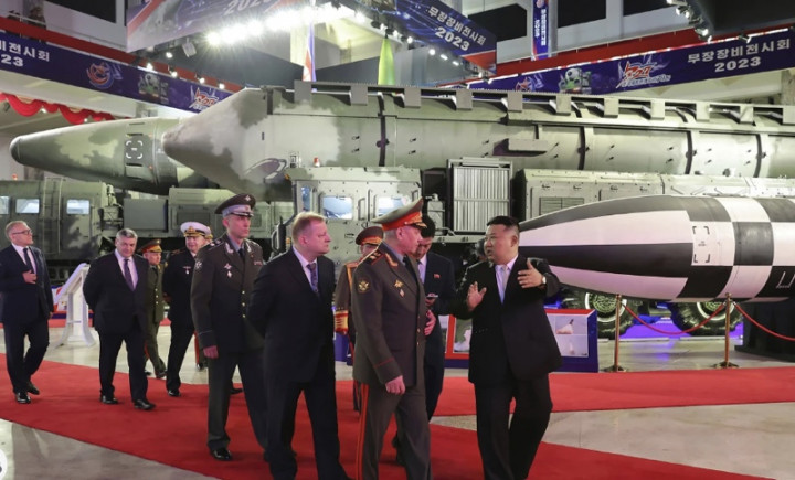 Bangganya Kim Jong-un Pamer Drone dan Rudal Baru ke Menhan Rusia