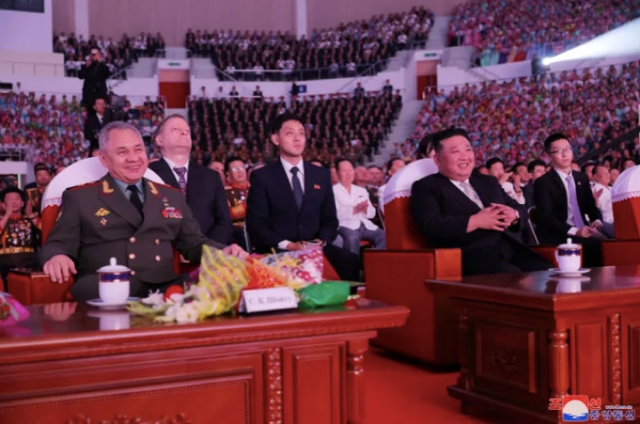 Sambutan Hangat Korea Utara untuk Menhan Rusia