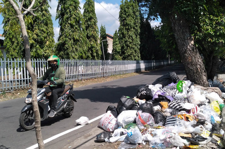 Potret Sampah Berserakan di Tepi Jalan hingga Tempat Usaha di Yogyakarta