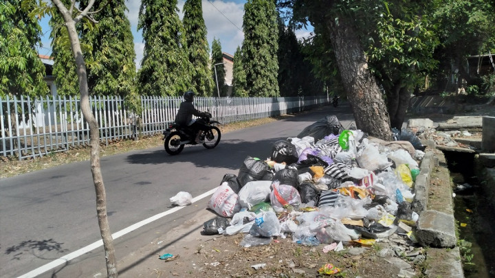 Sampah Berserakan di Tepi Jalan Hingga Tempat Usaha di Yogyakarta