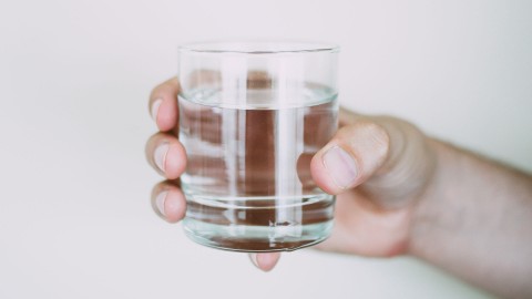 Kebanyakan Minum Air Putih Sebabkan Keracunan, Apa Dampaknya Bagi Kesehatan?