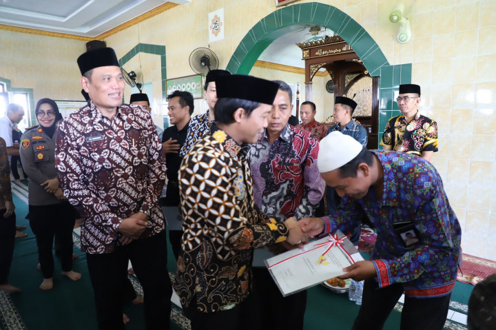 Wamen ATR/BPN Serahkan Sertifikat Tanah Masjid Nahdlatul Ulama