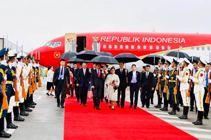Presiden Jokowi dan Ibu Iriana Tiba di Chengdu