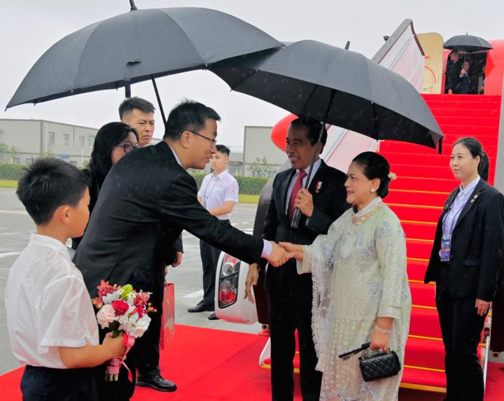 Presiden Jokowi dan Ibu Iriana Tiba di Chengdu Tiongkok