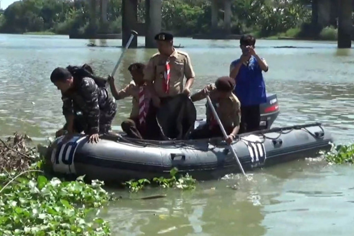 Pelajar Bersama TNI Susur Sungai Angkut Sampah
