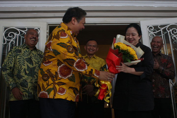 Airlangga Berikan Buket 'Bunga Politik' ke Puan Maharani