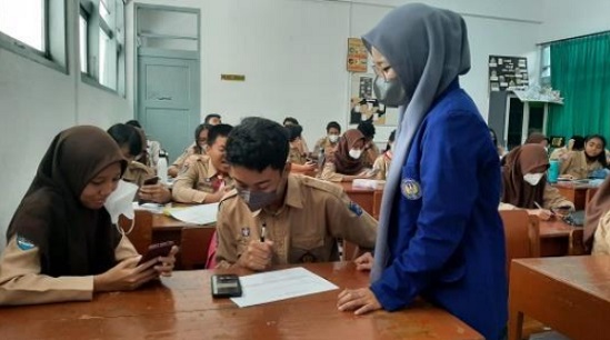 Manfaatkan TikTok, Mahasiswa UNY Bikin Belajar Kimia Jadi Asyik