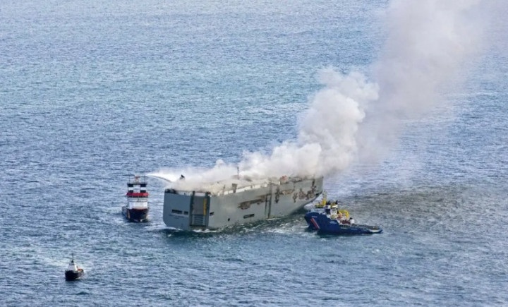 Satu Tewas dalam Kebakaran Kapal Kargo di Lepas Pantai Belanda