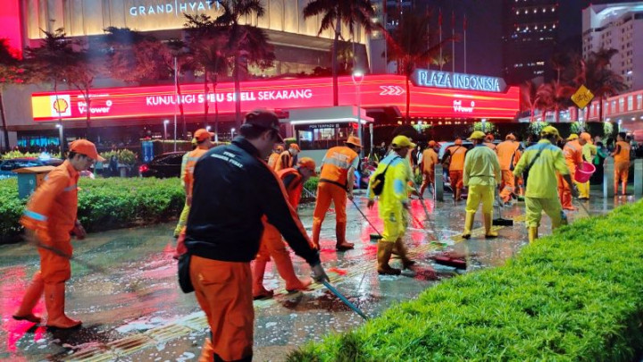 Sambut Kegiatan Internasional, Pemkot Jakpus Bersihkan Trotoar