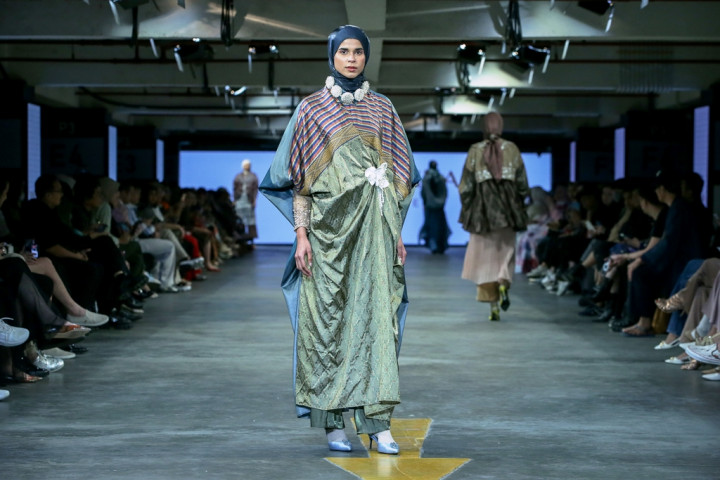 RiaMiranda Angkat Budaya Tenun Mantan Tentara Jepang dalam Tema Lora