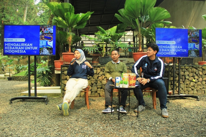 Factory Visit AQUA Ciherang - Penjelasan Ibu Ratih Anggraeni, Head of Climate and Stewardship Danone Indonesia (Foto: Ist)