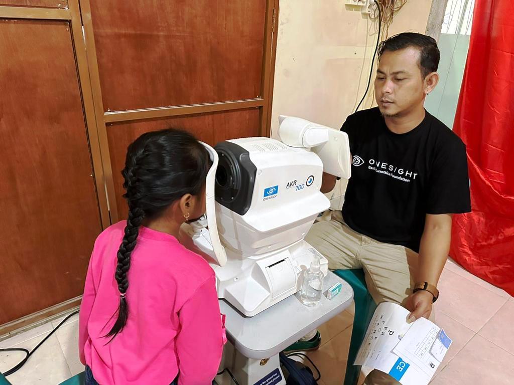 Pemeriksaan Mata dan Pembagian Kacamata Gratis, untuk 200 anak usia Sekolah Dasar dan 100 orang lanjut usia. Dok. Ist