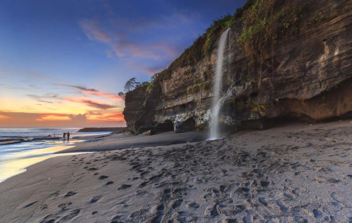 Pantai Melasti, Surga Biru Tersembunyi nan Eksotis di Bali