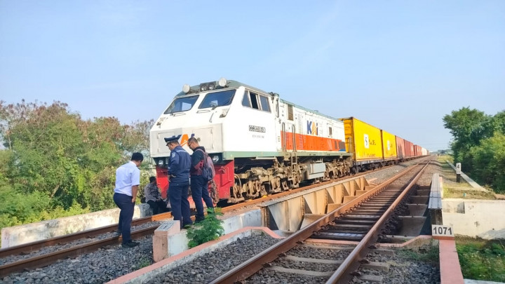 Kereta Petikemas Mogok di Cirebon, Jalan Lintas Warga Terisolasi