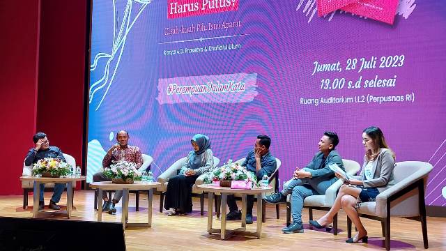 Buku Kenapa Layangan Itu Harus Putus? Kisah-kisah Pilu Istri Aparat karya penulis A.D Prasetyo dan Khafidlul Ulum. (Foto: Dok. Istimewa)