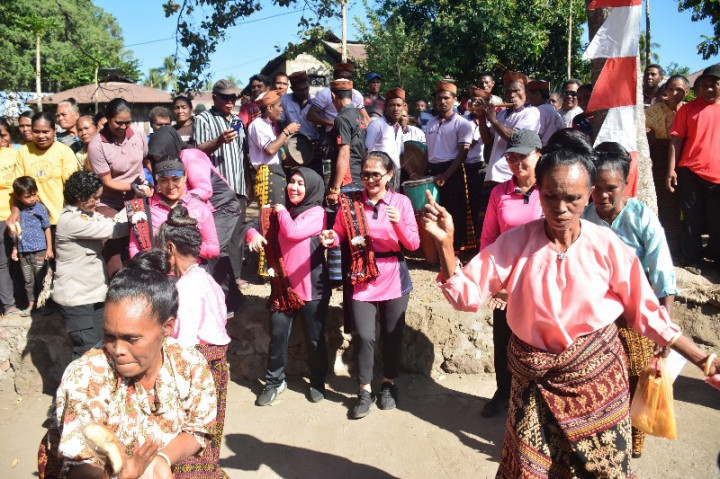 Ketum Bhayangkari Berikan Bantuan Kepada Anak Stunting di Desa Reruwairere