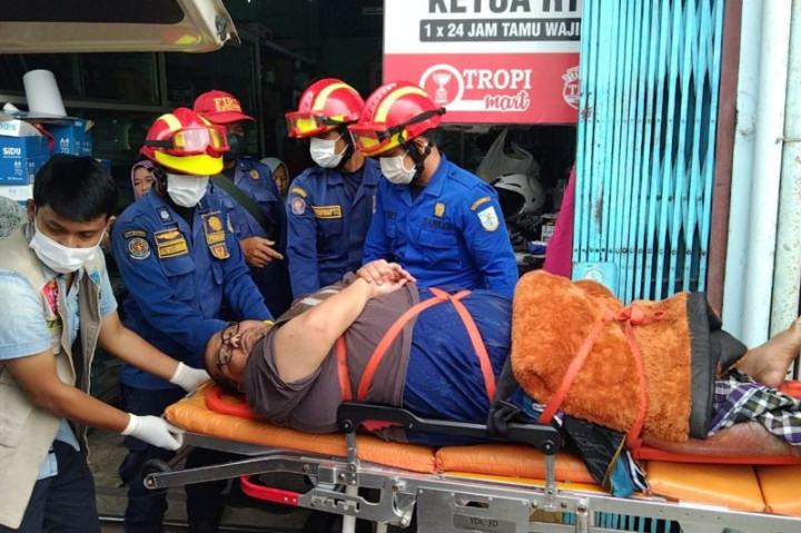 Pemadam Kebakaran Evakuasi Pria Berbobot 130 Kilogram di Jambi