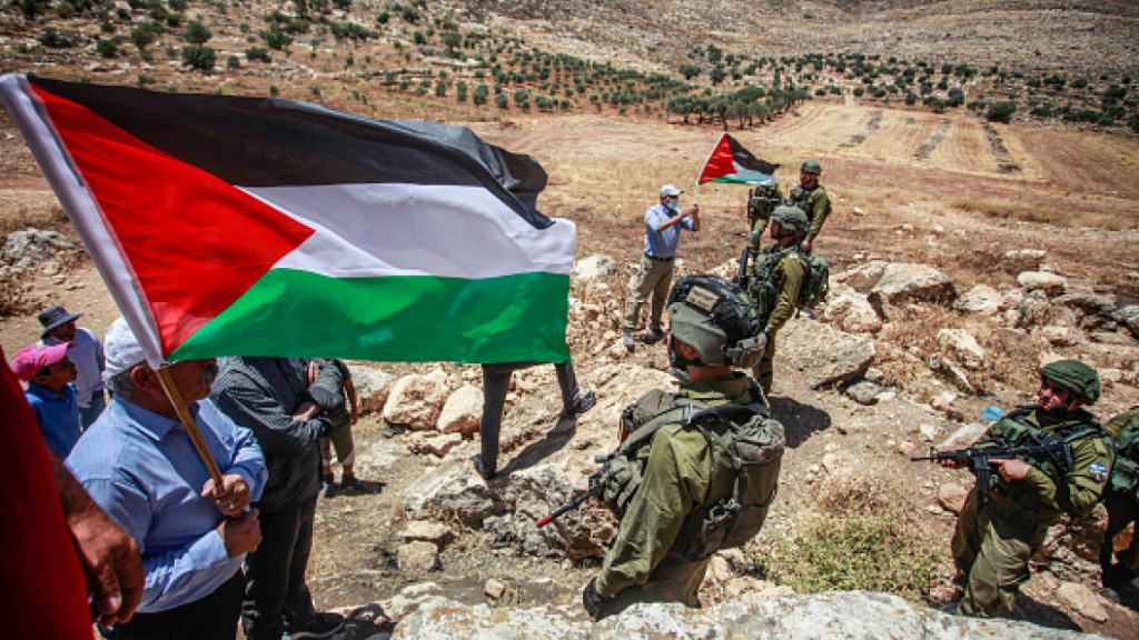 Israel bakar ratusan tanah di sebuah desa Tepi Barat, Palestina. (Getty Images)