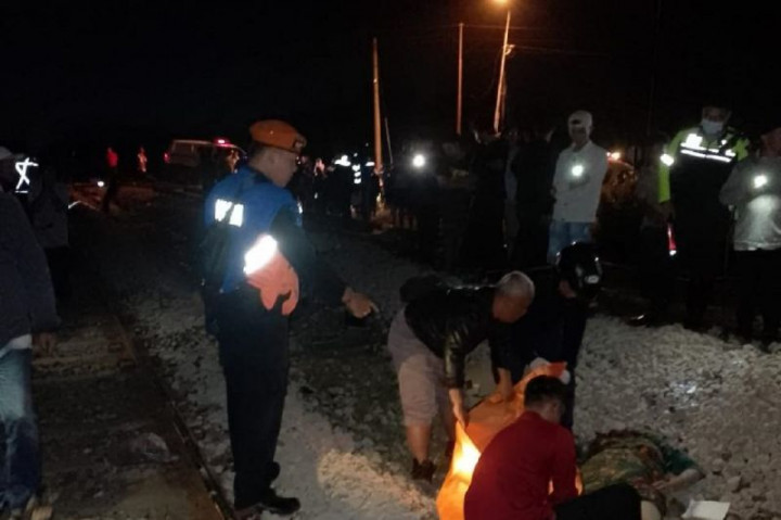6 Korban Tewas Minibus vs Kereta Api di Jombang Dibawa ke Rumah Duka