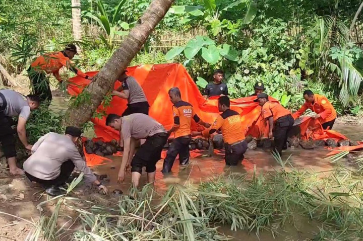 Kurangi Debit Air, Tim SAR Gabungan Bendung Hulu Sungai Tajur