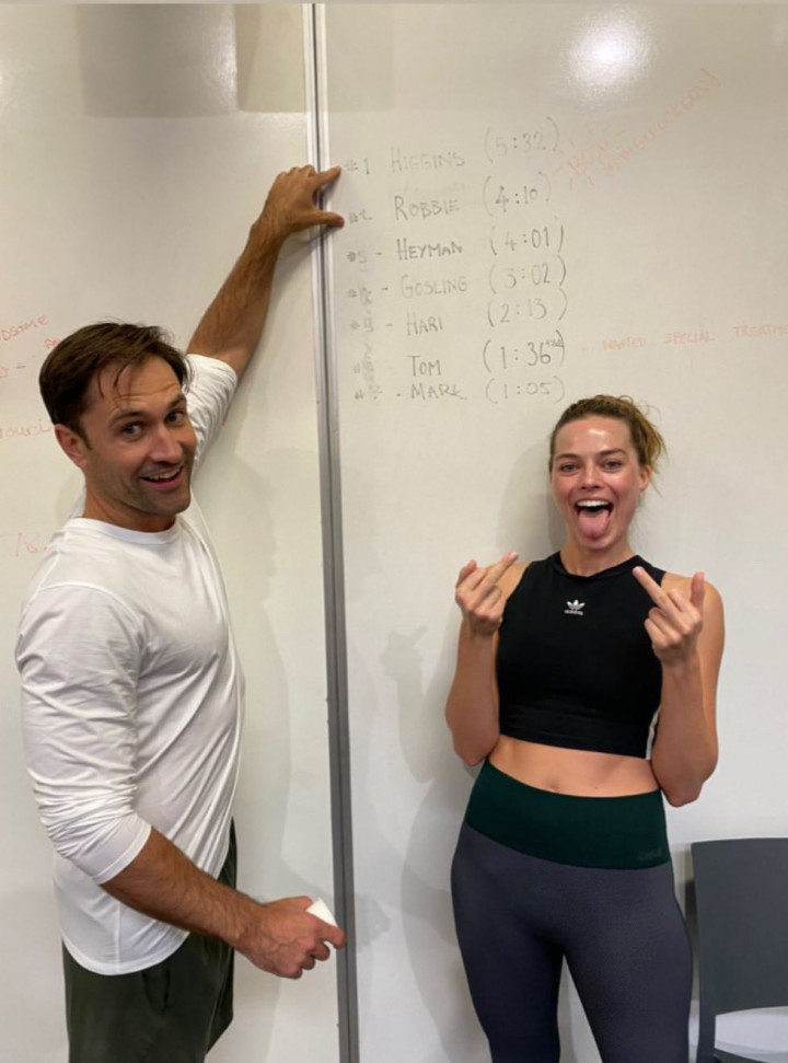 Margot Robbie Menang Tantangan Plank, Lebih Lama dari Ryan Gosling