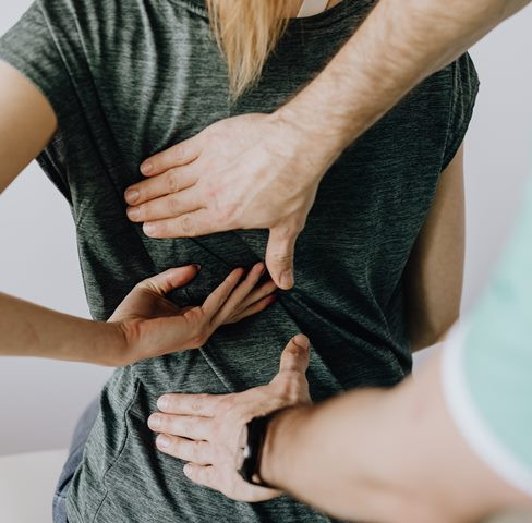Duh, Sakit Pinggang! Coba Redakan dengan 5 Pengobatan Alami Ini
