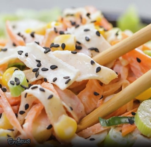 Ini cara buat kani salad yang bisa mengganjal perut. (Foto: Dok. Endeus TV)