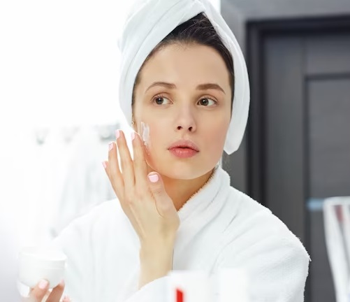 Jika kamu berolahraga di luar ruangan, jangan lupa gunakan tabir surya spektrum luas setidaknya SPF 30.  (Foto: Ilustrasi. Dok. Freepik.com)
