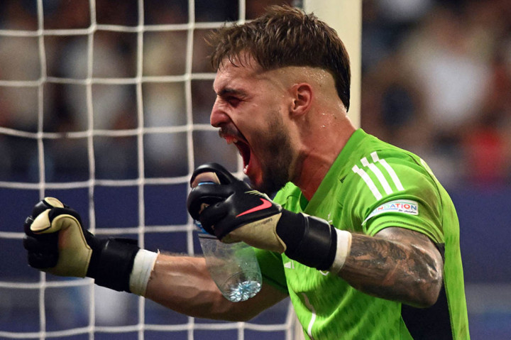 PSG Rekrut Kiper Arnau Tenas dari Barcelona