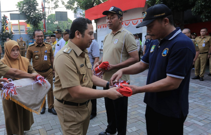 Sambut HUT RI, Wali Kota Tangerang Bagikan 1.000 Bendera Merah Putih