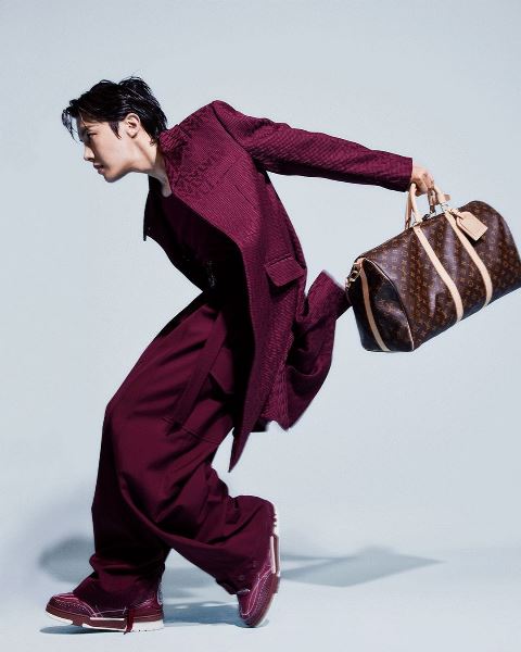 J-hope BTS menjadi Men’s Fall-Winter 2023 Collection dari Louis Vuitton. (Foto: Dok.Instagram Louis Vuitton/@louisvuitton)